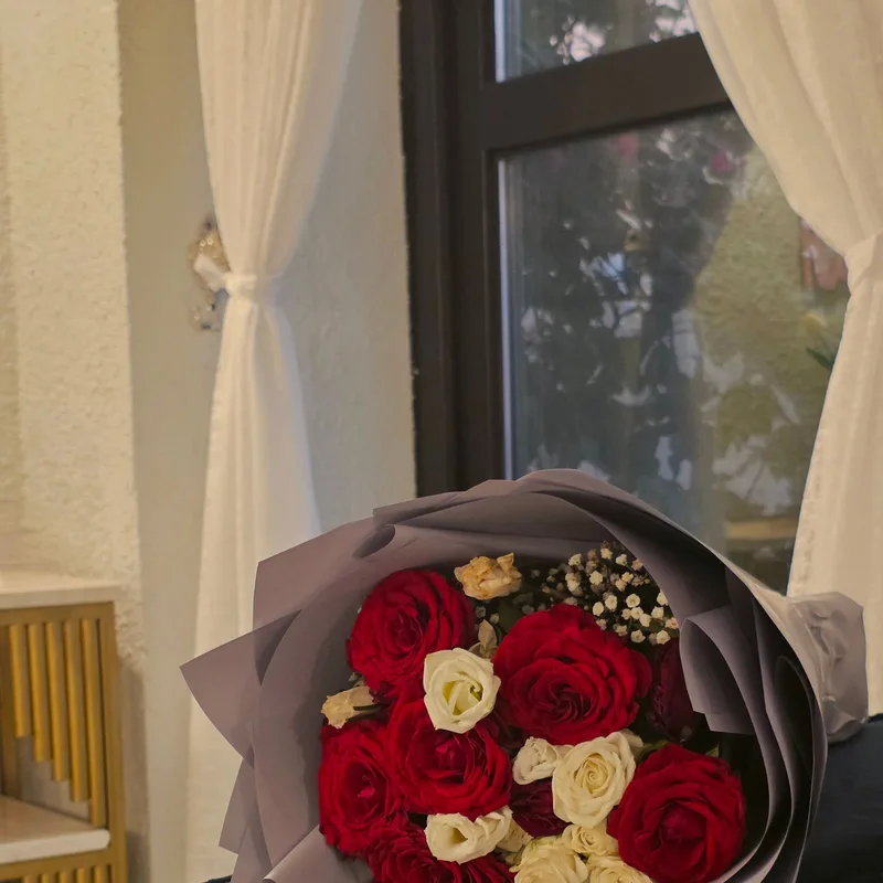 Bouquet 10 roses — glace artisanale premium par Gift & ENTREMETS By Ah Mes Goûts à Cotonou